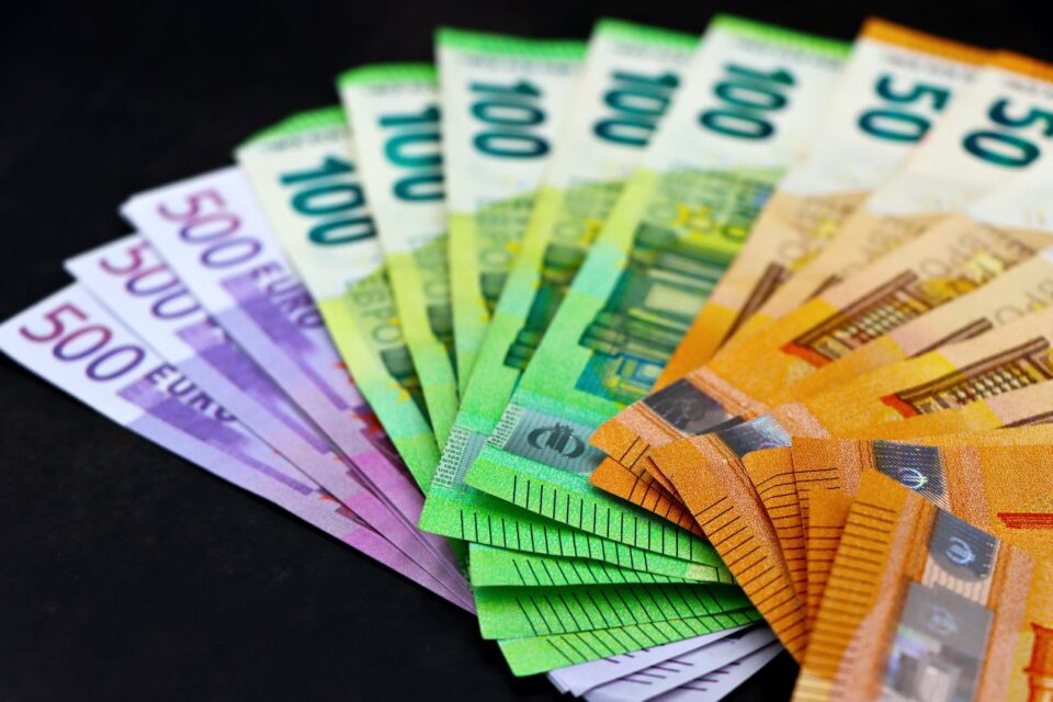S&P menține ratingul României la BBB-, dar păstrează perspectiva negativă